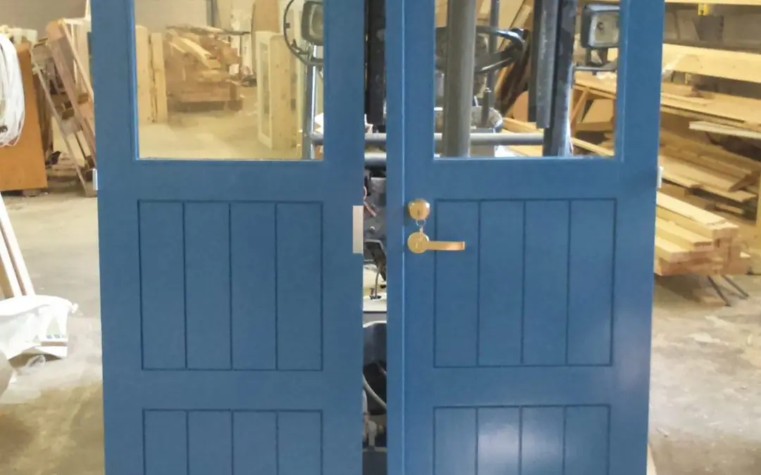 Pardörr med fönster för gammalt hus