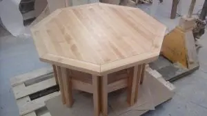 Kahdeksankulmainen lakattu koivupöytä